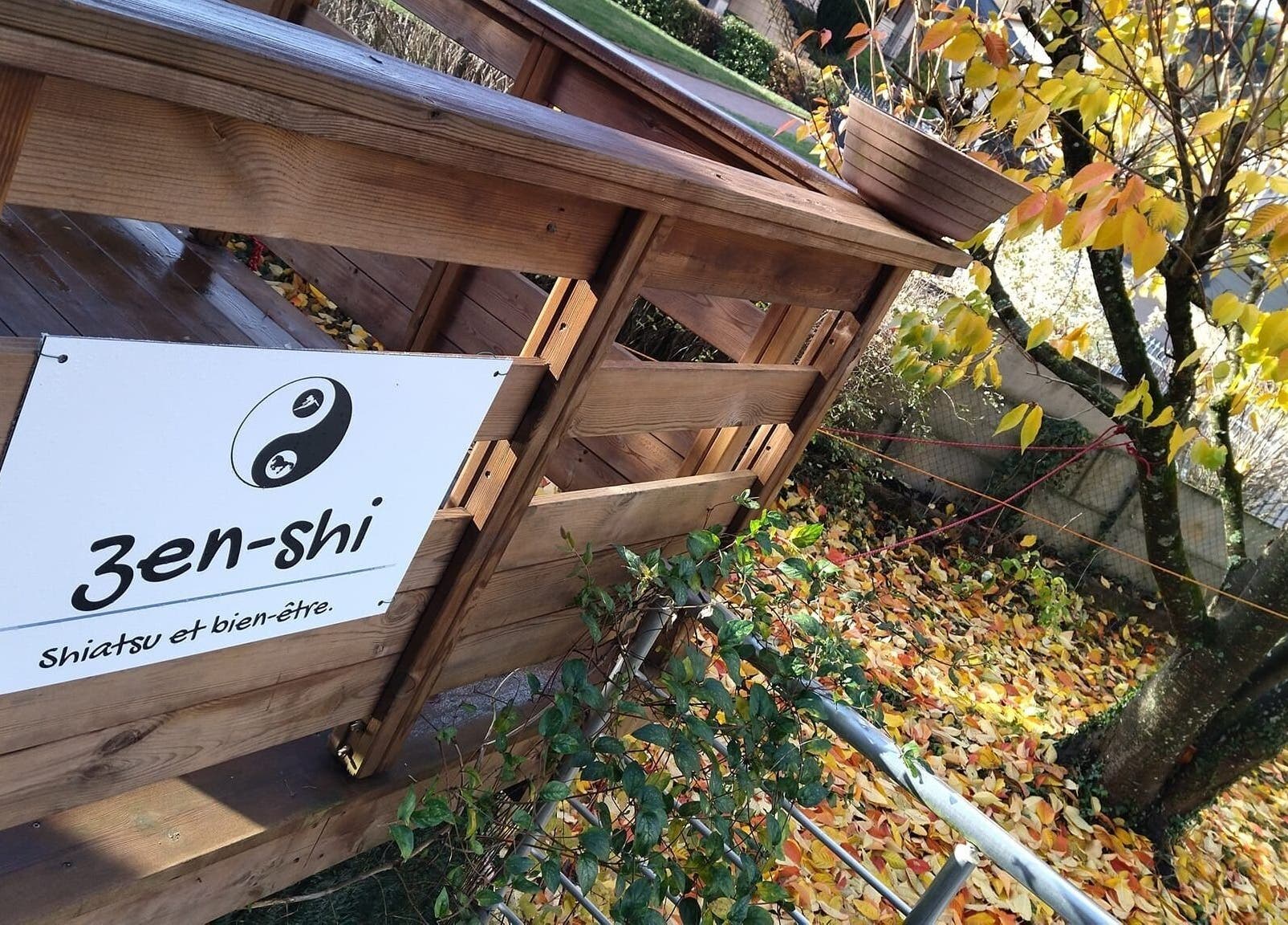 Vue du charmant coin extérieur de Zen-Shi à Hayange, Grand Est, FR, entouré de feuilles d'automne.