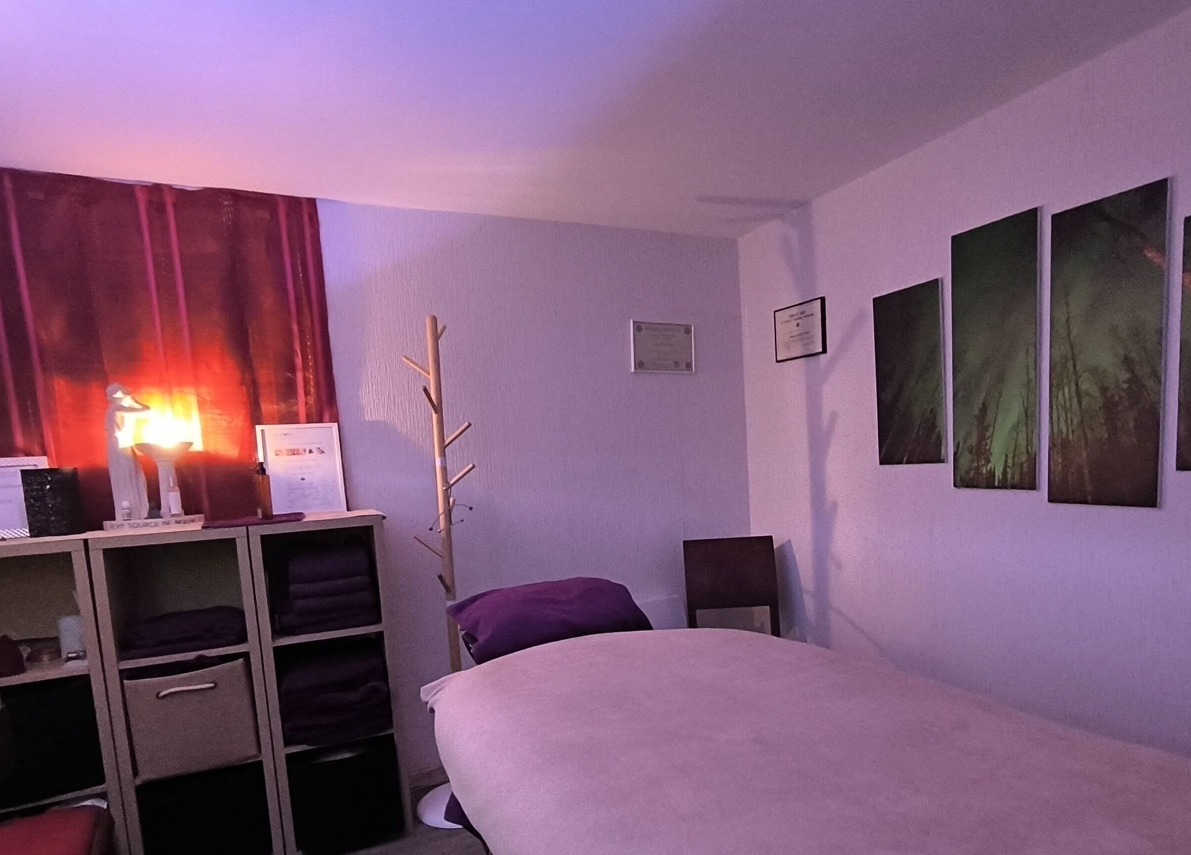 Salle de massage apaisante avec éclairage doux au Zen-Shi, Hayange, Grand Est, FR.