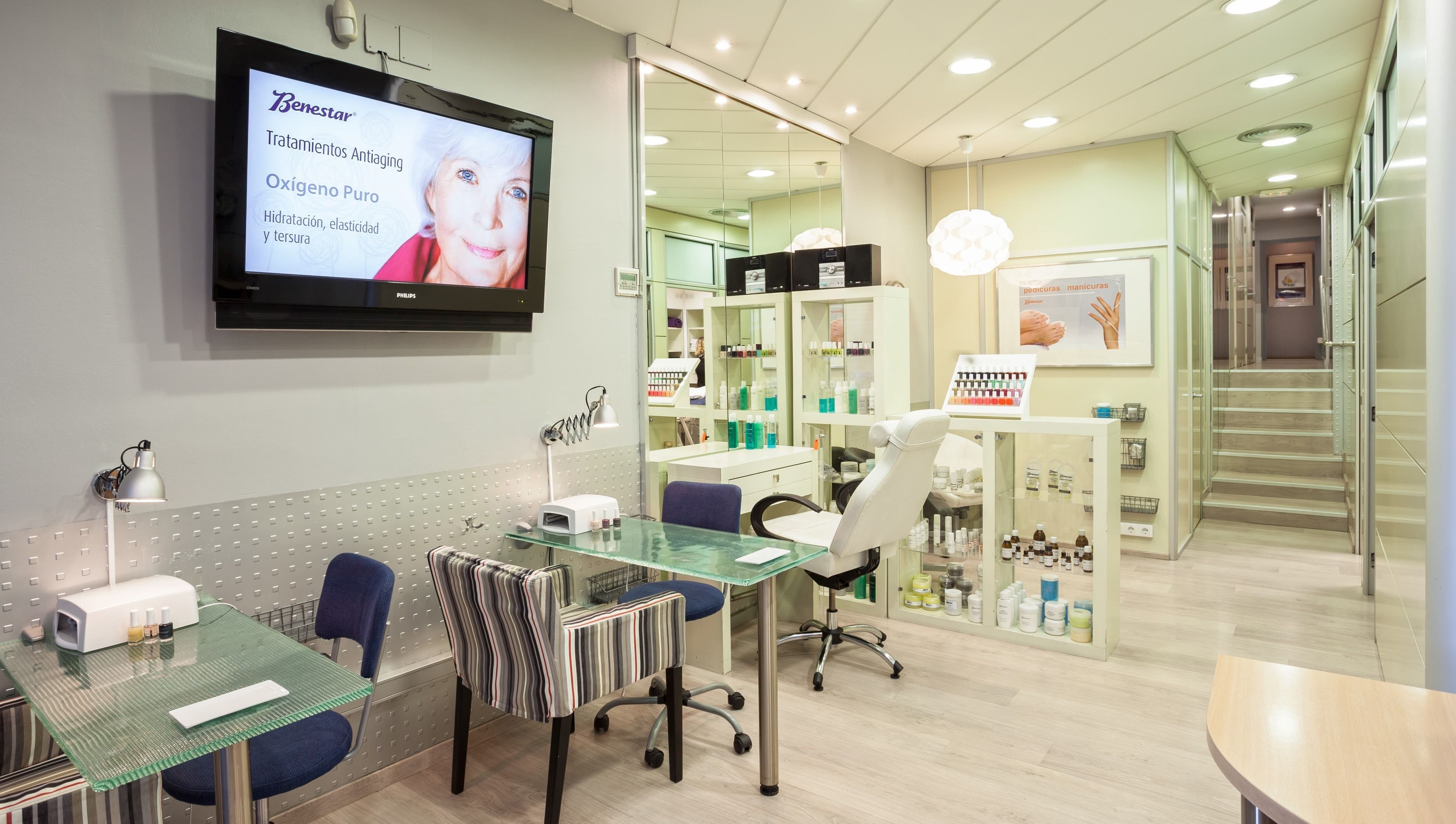 Interior moderno del centro de belleza Benestar Calvet en Barcelona, Catalunya, ES, mostrando área de tratamientos.