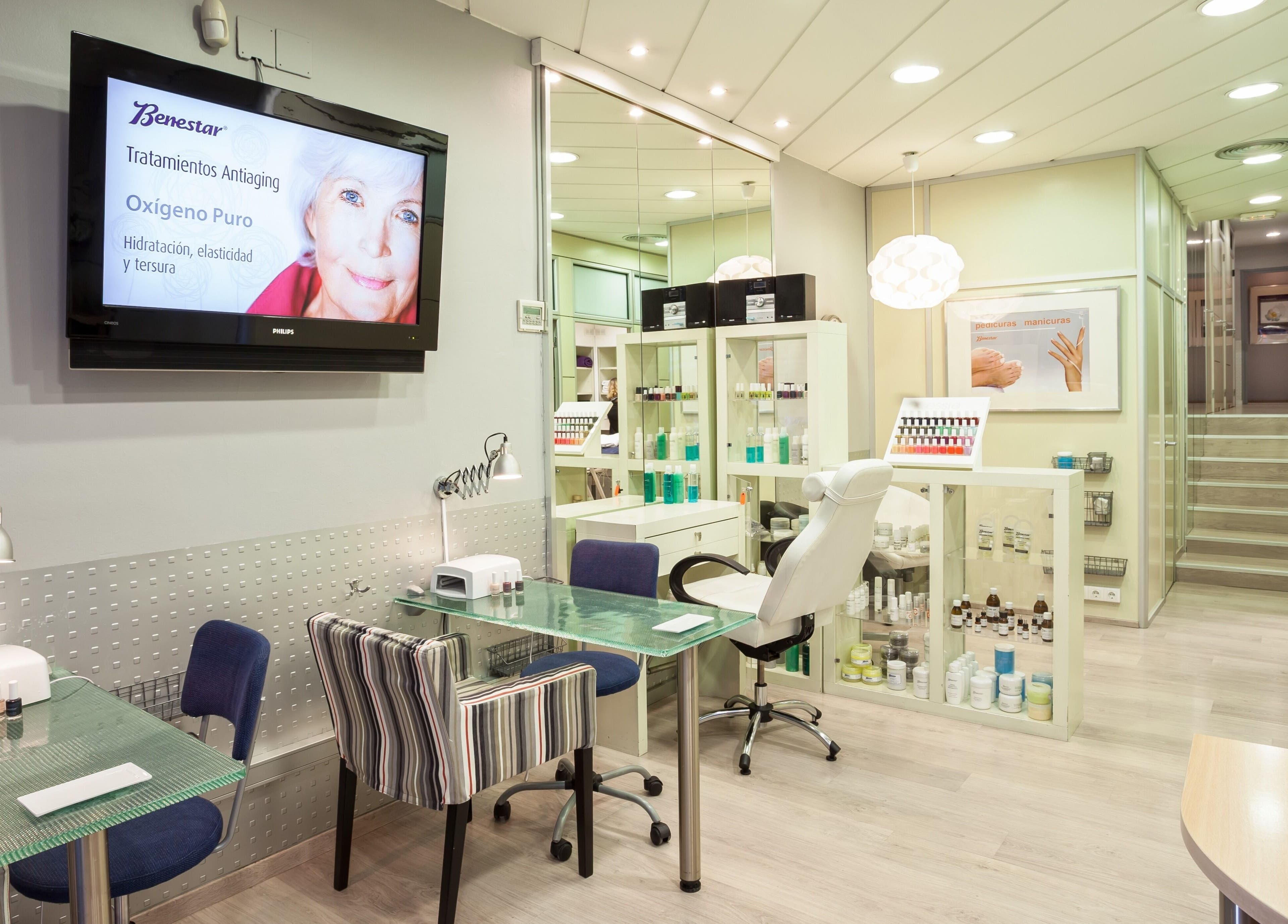 Interior moderno del centro de belleza Benestar Calvet en Barcelona, Catalunya, ES, mostrando área de tratamientos.