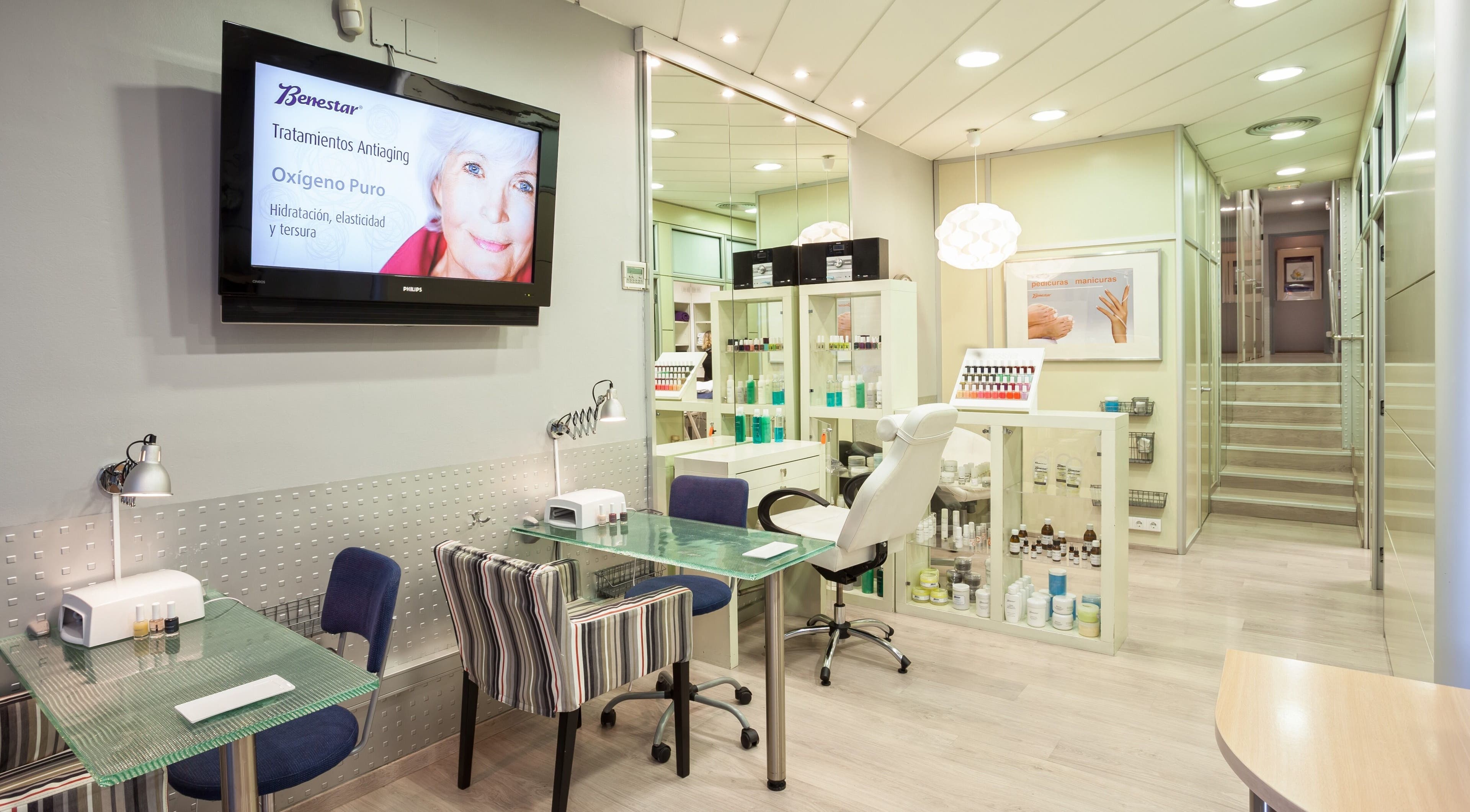 Interior moderno del centro de belleza Benestar Calvet en Barcelona, Catalunya, ES, mostrando área de tratamientos.