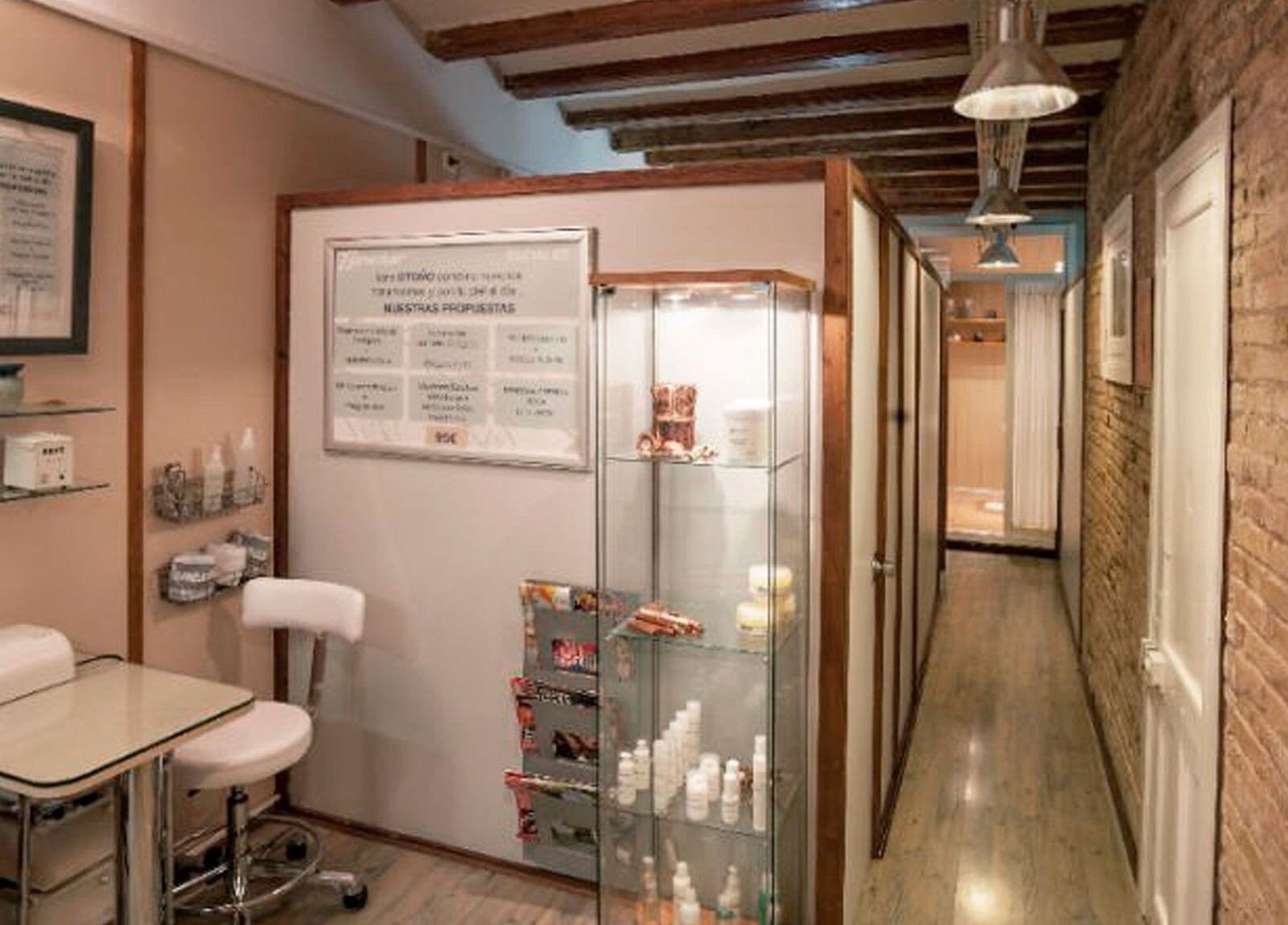 Interior acogedor de Benestar Sarrià en Barcelona, Catalunya, ES, mostrando una cabina de bienestar.