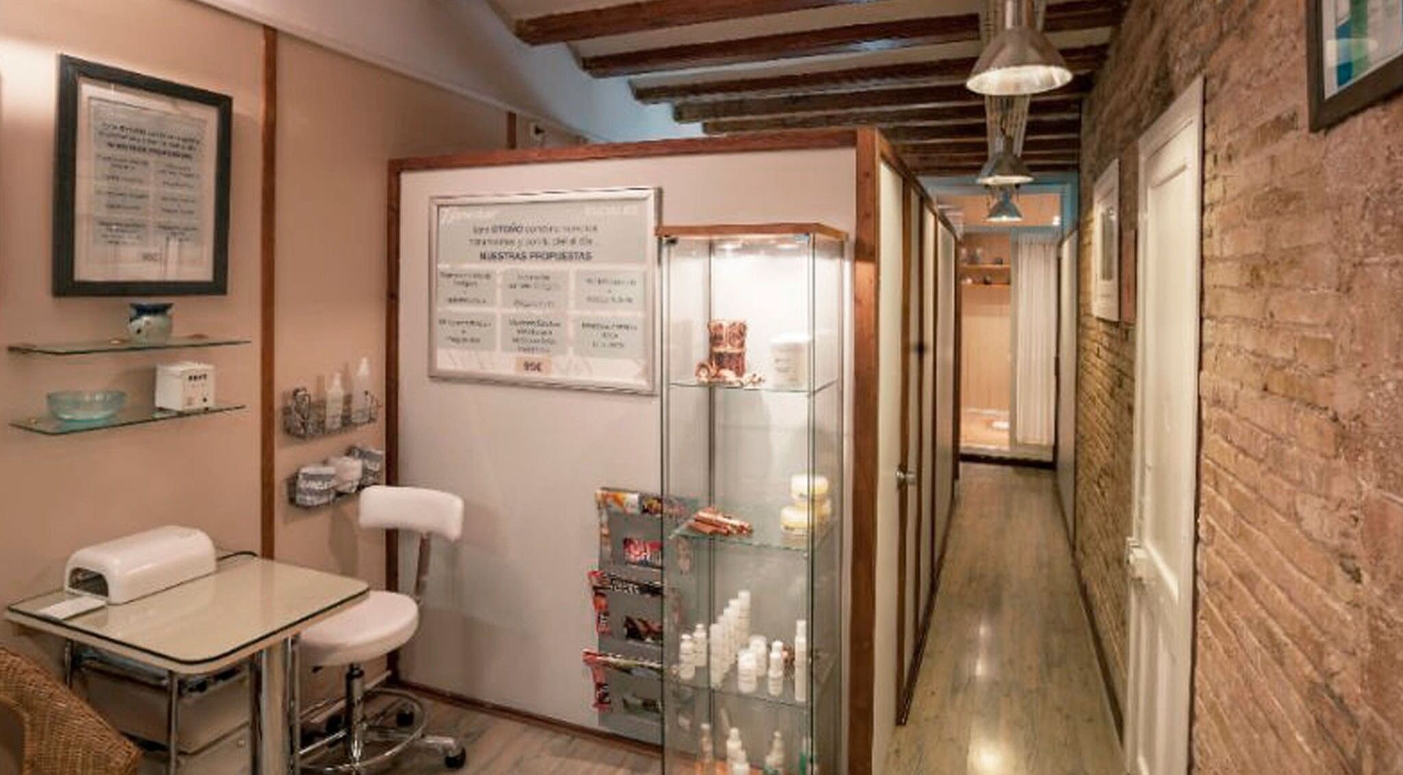 Interior acogedor de Benestar Sarrià en Barcelona, Catalunya, ES, mostrando una cabina de bienestar.