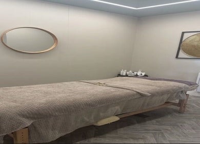 Tranquil spa room at Aurelle Aesthetic Clinic in Gerrards Cross, England, GB, featuring a cozy treatment bed.