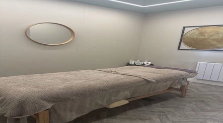 Tranquil spa room at Aurelle Aesthetic Clinic in Gerrards Cross, England, GB, featuring a cozy treatment bed.