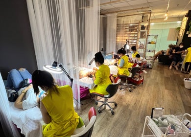 Professionals at Salivan in Singapore, SG providing beauty treatments in a tranquil, well-lit setting.