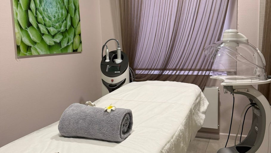 Relaxing treatment room at Orchid Spa, Rīga, LV featuring plush towels and modern equipment.