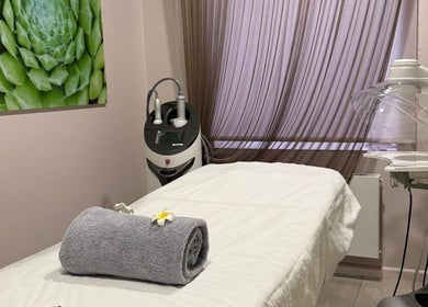 Relaxing treatment room at Orchid Spa, Rīga, LV featuring plush towels and modern equipment.