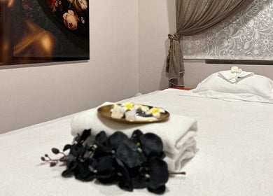 Relaxing treatment room at Orchid Spa, Rīga, LV with serene decor and soft linens.