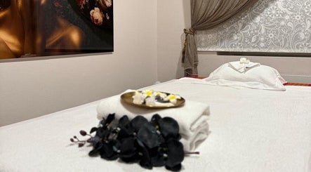 Relaxing treatment room at Orchid Spa, Rīga, LV with serene decor and soft linens.