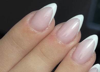 Manucure française élégante à EbeautyPassion, Rognonas, Provence-alpes-côte D'azur, FR.
