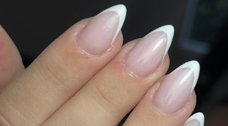 Manucure française élégante à EbeautyPassion, Rognonas, Provence-alpes-côte D'azur, FR.