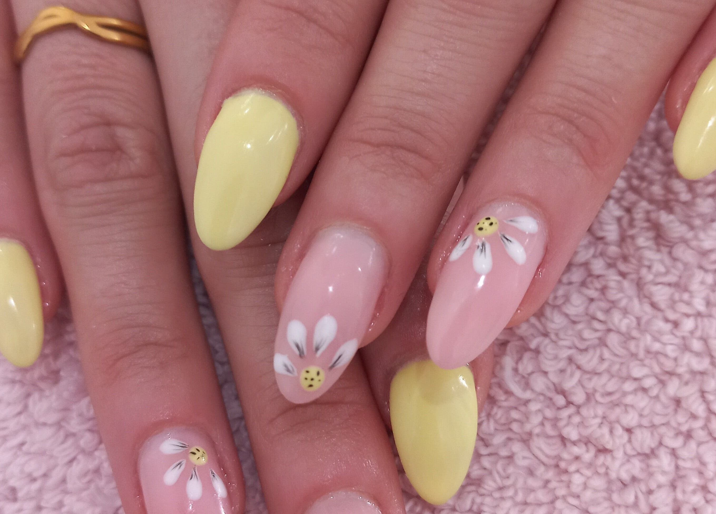 Stylish daisy nail art at Dominique's Nails in Alberton, Gauteng, ZA. Perfect fusion of elegance and creativity.