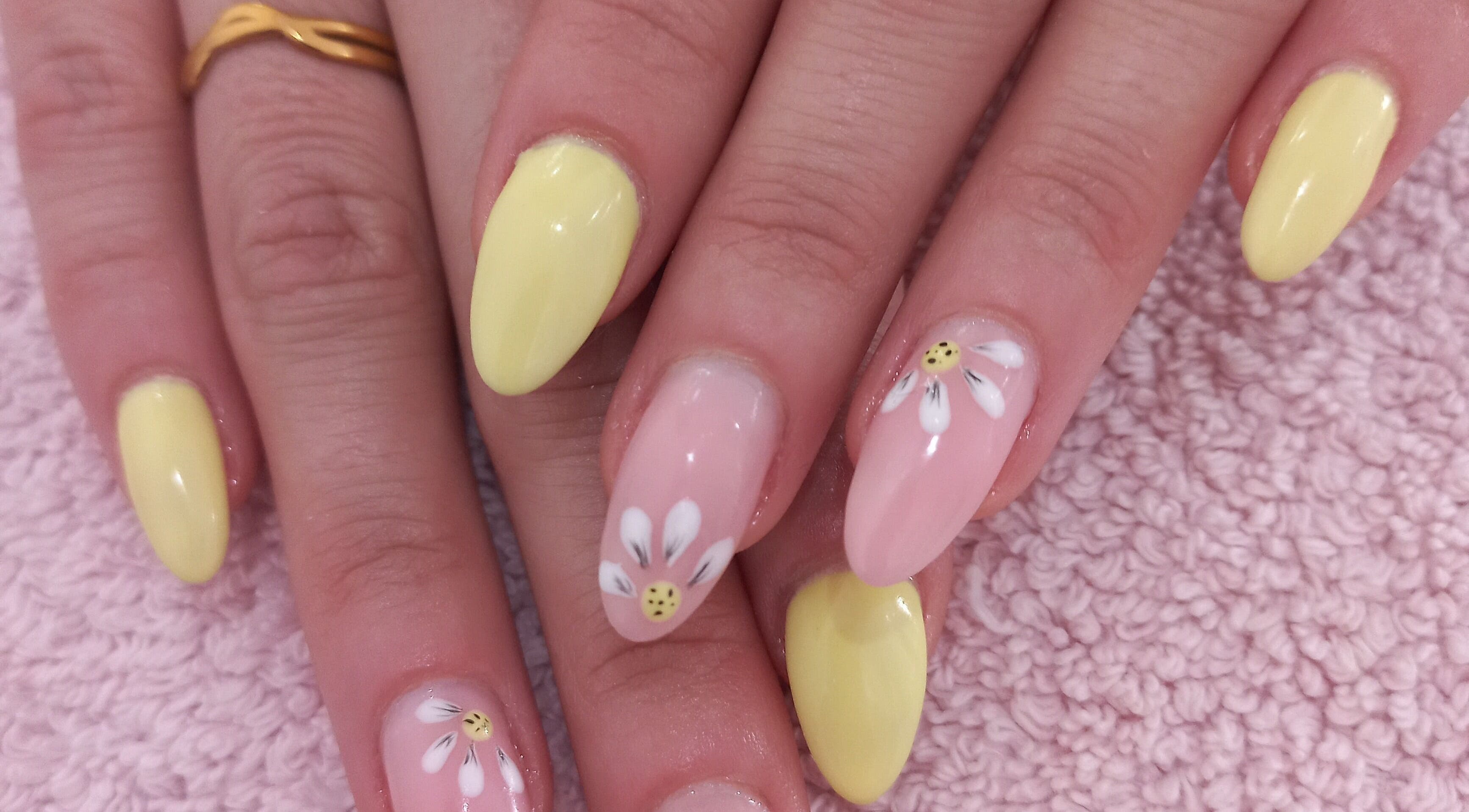 Stylish daisy nail art at Dominique's Nails in Alberton, Gauteng, ZA. Perfect fusion of elegance and creativity.