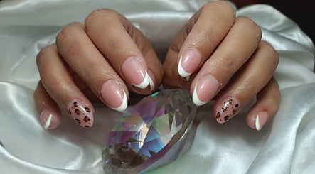 Manucure élégante à Fairy Nails, Campbon, Pays De La Loire, FR. Ongles french avec motif léopard.
