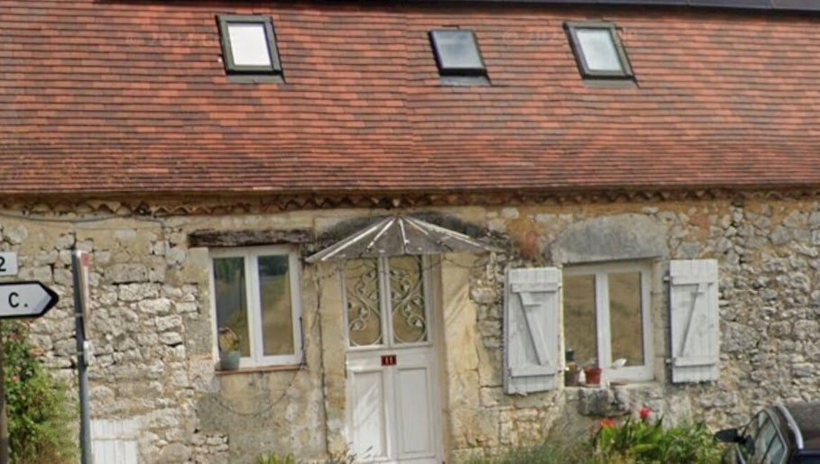 Entrée charmante de Bel&ongles à Naussannes, Nouvelle-Aquitaine, FR, alliant tradition et élégance.