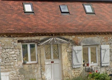 Entrée charmante de Bel&ongles à Naussannes, Nouvelle-Aquitaine, FR, alliant tradition et élégance.