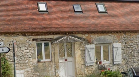 Entrée charmante de Bel&ongles à Naussannes, Nouvelle-Aquitaine, FR, alliant tradition et élégance.