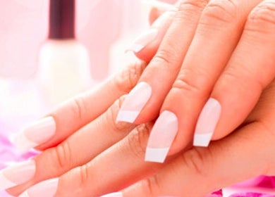 Manucure blanche élégante à Bel&ongles, Naussannes, Nouvelle-Aquitaine, FR. Ongles impeccables pour vos soins.