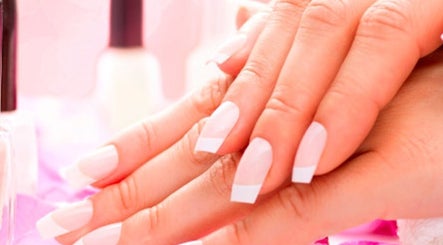 Manucure blanche élégante à Bel&ongles, Naussannes, Nouvelle-Aquitaine, FR. Ongles impeccables pour vos soins.