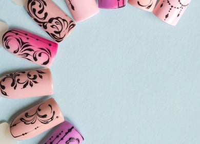 Designs d'ongles artistiques à Bel&ongles, Naussannes, Nouvelle-Aquitaine, FR, mettant en valeur ses services innovants.