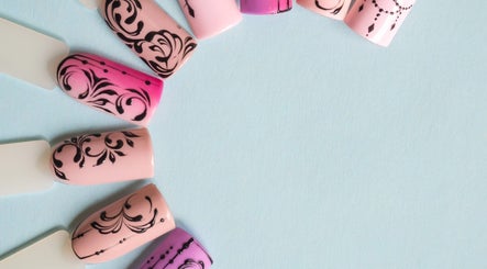 Designs d'ongles artistiques à Bel&ongles, Naussannes, Nouvelle-Aquitaine, FR, mettant en valeur ses services innovants.