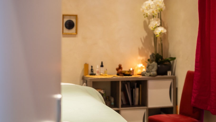 Espace apaisant d'En Corps à Vitré, Bretagne, FR avec décor zen, bougie et orchidées blanches.
