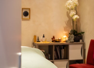 Espace apaisant d'En Corps à Vitré, Bretagne, FR avec décor zen, bougie et orchidées blanches.