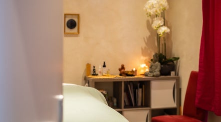Espace apaisant d'En Corps à Vitré, Bretagne, FR avec décor zen, bougie et orchidées blanches.