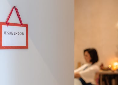Salle de soins En Corps à Vitré, Bretagne, FR affiche 'Je suis en soin'.