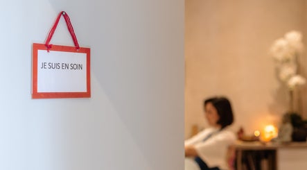 Salle de soins En Corps à Vitré, Bretagne, FR affiche 'Je suis en soin'.