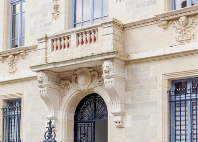 Façade élégante d'En Corps, Vitré, Bretagne, FR, avec détails architecturaux raffinés.