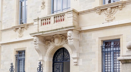 Façade élégante d'En Corps, Vitré, Bretagne, FR, avec détails architecturaux raffinés.