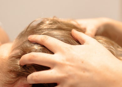 Massage professionnel du cuir chevelu à En Corps, Vitré, Bretagne, FR, pour bien-être et relaxation.