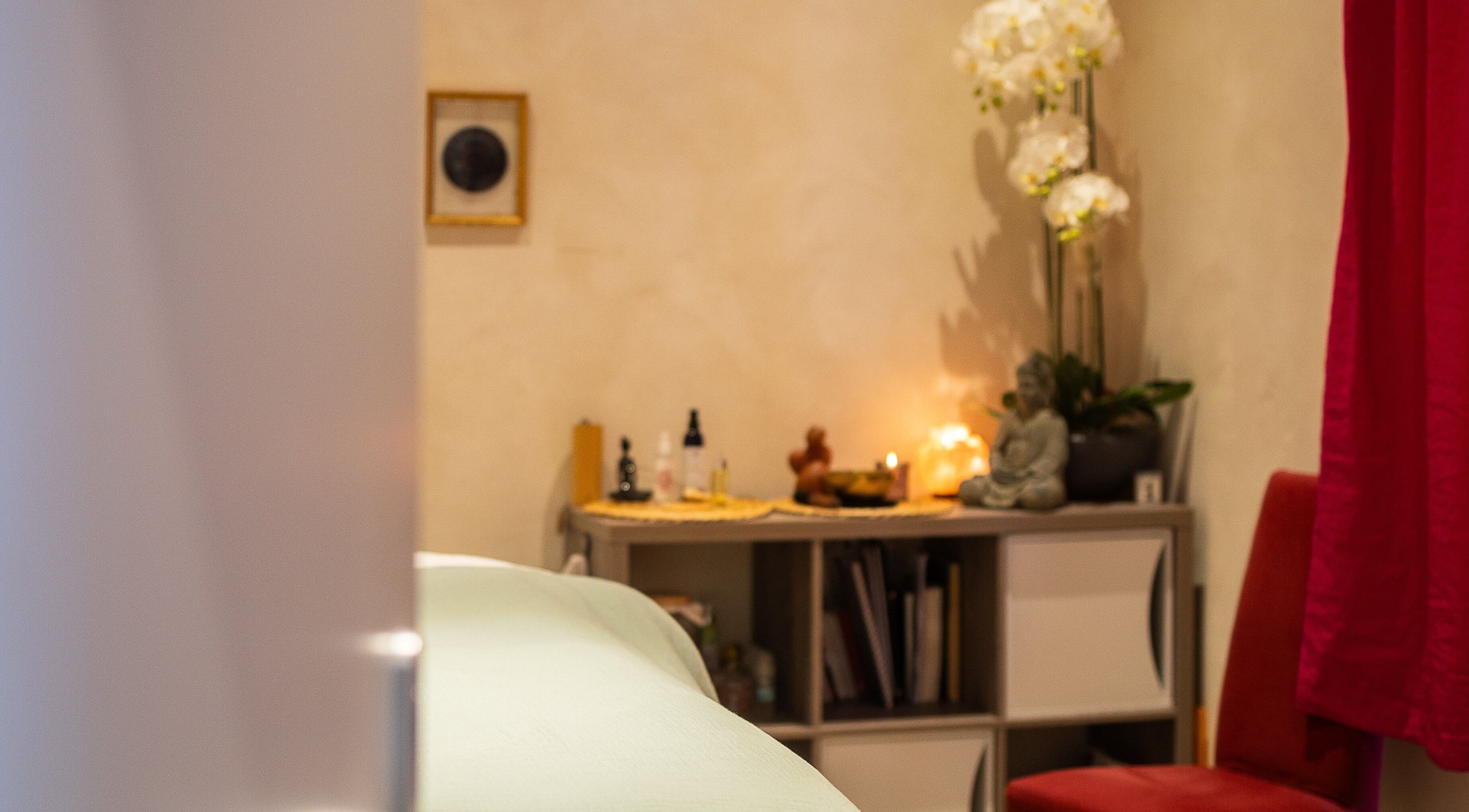 Salle de soins zen chez En Corps à Vitré, Bretagne, FR avec bouddha et orchidées.