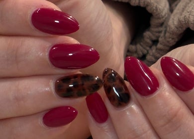 Stylish red and tortoiseshell nails at Anaya & CO., Saint James, Missouri, US.