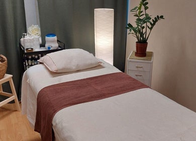 Rentouttava hoitohuone Senvana Studiossa, Tampere, Pirkanmaa, FI, jossa on hoitopeti ja kasveja.