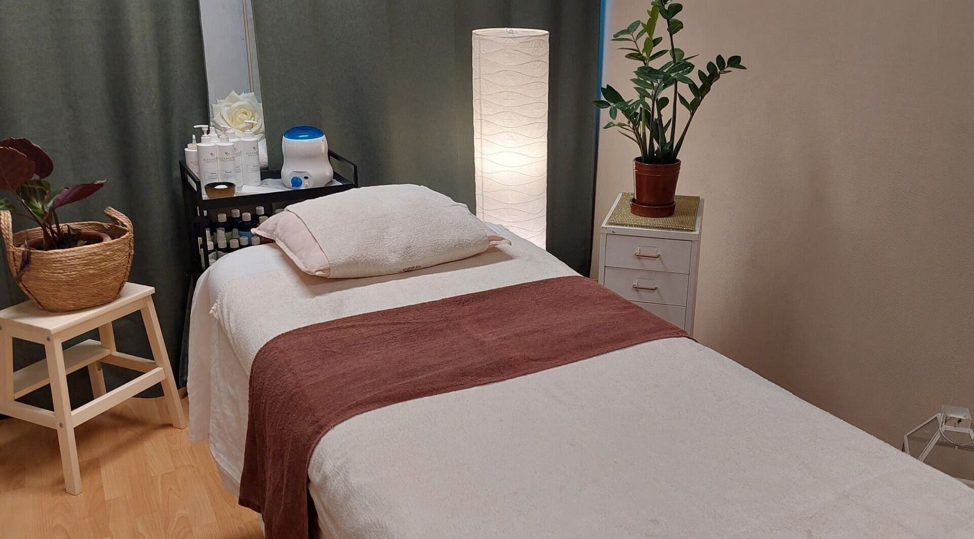 Rentouttava hoitohuone Senvana Studiossa, Tampere, Pirkanmaa, FI, jossa on hoitopeti ja kasveja.