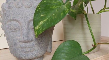 Senvana Studion rauhoittava Buddha-patsas ja kasvi Tampere, Pirkanmaa, FI.