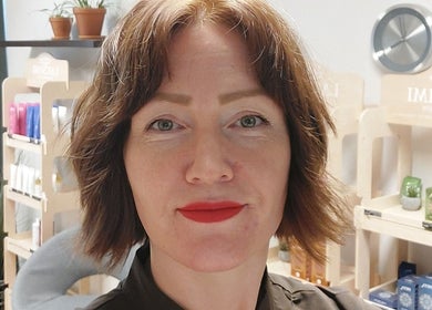 Henkilö Senvana Studiolla, Tampere, Pirkanmaa, FI, vastaanoton edessä.