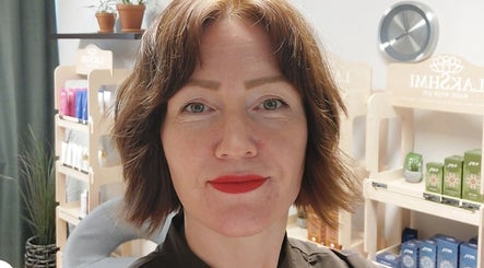 Henkilö Senvana Studiolla, Tampere, Pirkanmaa, FI, vastaanoton edessä.