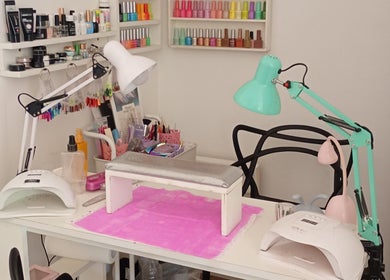 Mesa de manicura en Bonitas Nails, Córdoba, Córdoba, AR, equipada con herramientas y esmaltes.