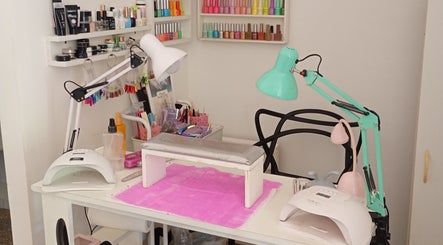 Mesa de manicura en Bonitas Nails, Córdoba, Córdoba, AR, equipada con herramientas y esmaltes.