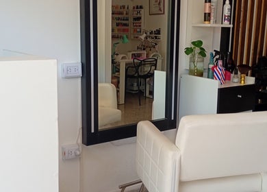 Interior acogedor de Bonitas Nails en Córdoba, Córdoba, AR con sillas elegantes y decoración moderna.