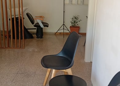 Espacio interior elegante en Bonitas Nails, Córdoba, Córdoba, AR con sillas modernas y decoración minimalista.