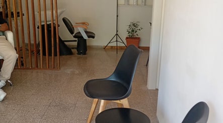 Espacio interior elegante en Bonitas Nails, Córdoba, Córdoba, AR con sillas modernas y decoración minimalista.