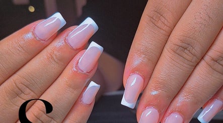 Manucure française moderne chez SWEETY BEAUTY GUADELOUPE à Sainte-rose, Basse-terre, GP. Ongles élégants.