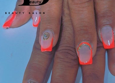 Manucure élégante avec nail art vibrant à SWEETY BEAUTY GUADELOUPE, Sainte-rose, Basse-terre, GP.