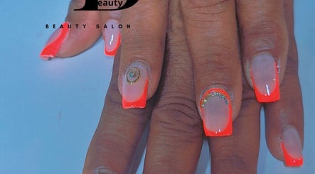 Manucure élégante avec nail art vibrant à SWEETY BEAUTY GUADELOUPE, Sainte-rose, Basse-terre, GP.