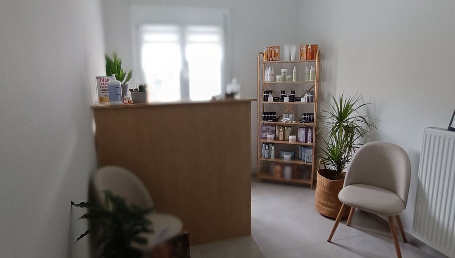 Υποδοχή στο The F.L.Y. Room, Γιάννουλη, GR με φυσικά προϊόντα και φωτεινό περιβάλλον.